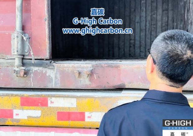 嘉碳裝車人員嚴格把關(guān)，確保車輛安全入廠