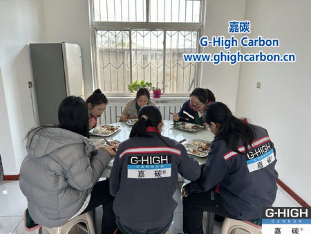 深秋暖陽下，鐵鍋燉傳遞溫情與力量